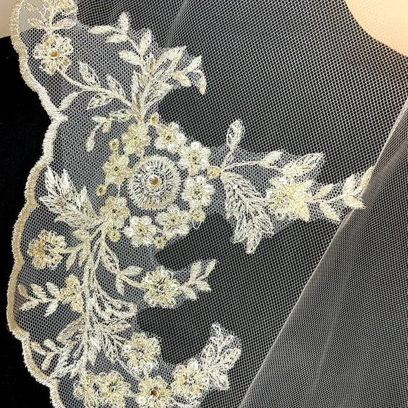 Scalloped Edge Lace Bridal Veil - Picture 4 of 16